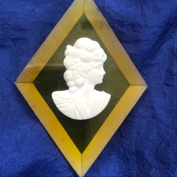 Vintage Lucite Cameo - Picture 4 of 7
